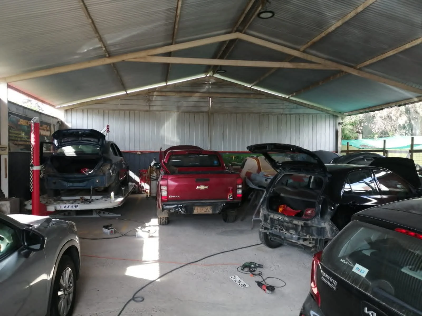 Vista general del taller con distintos vehículos en proceso de reparación multimarca