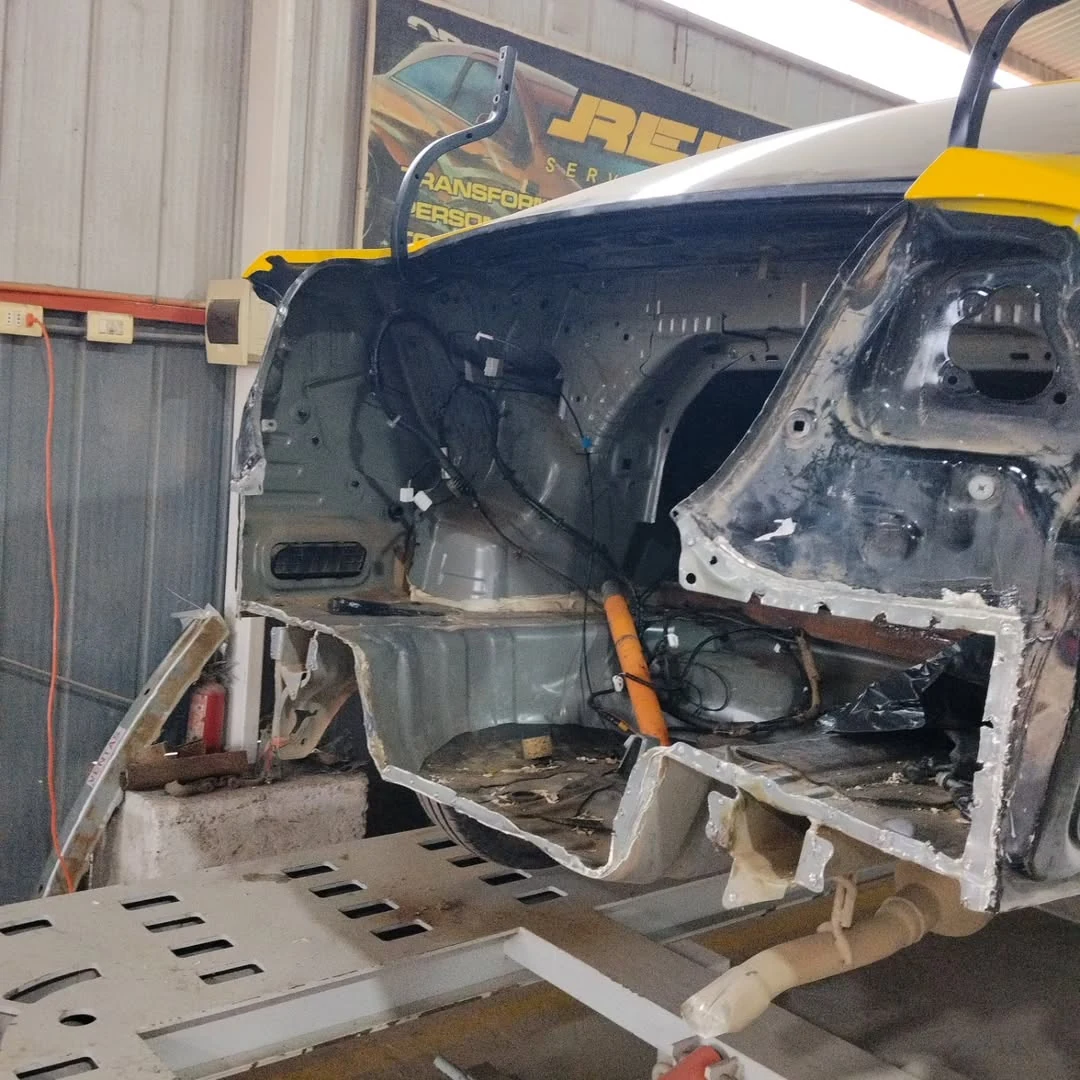 Vista general de reparación estructural trasera en un Toyota Yaris