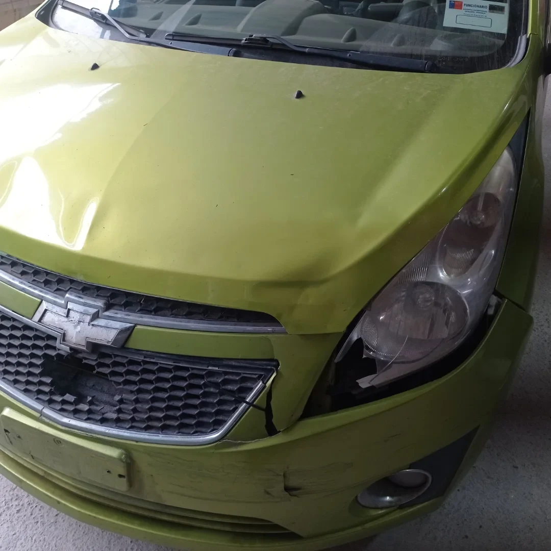Daño frontal en Chevrolet Spark verde