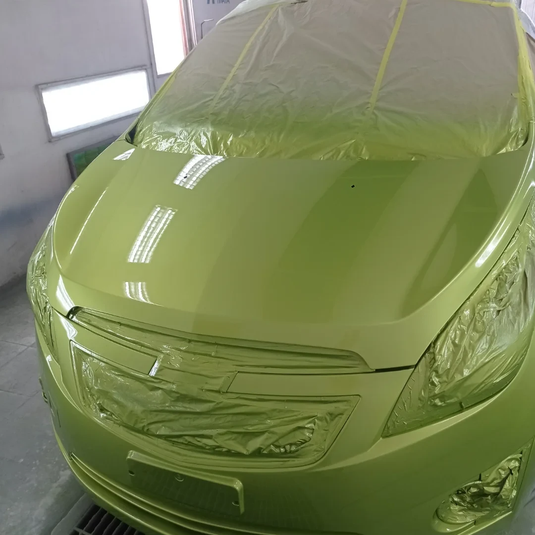 Chevrolet Spark verde en etapa de pintura