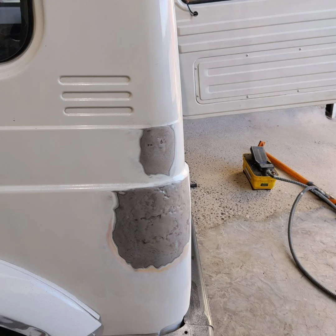 Panel trasero de un furgón durante la reparación de carrocería